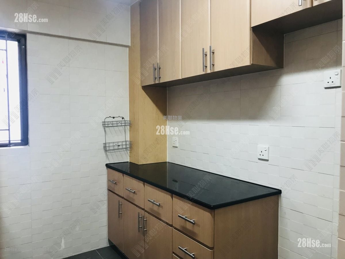 光辉园 售盘 3 房 702 平方尺