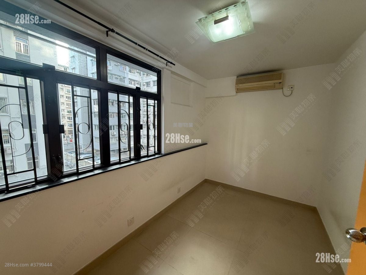 光辉园 售盘 3 房 702 平方尺