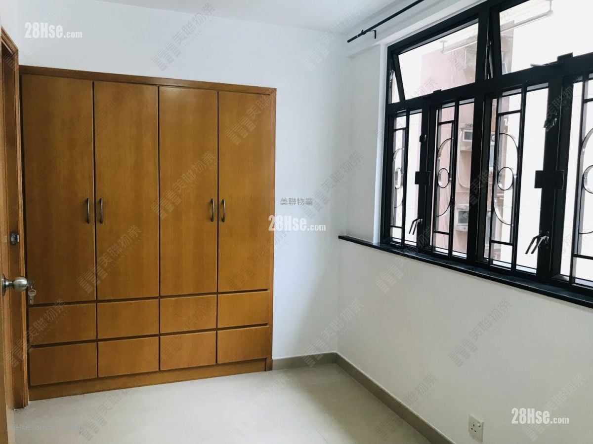 光辉园 售盘 3 房 702 平方尺