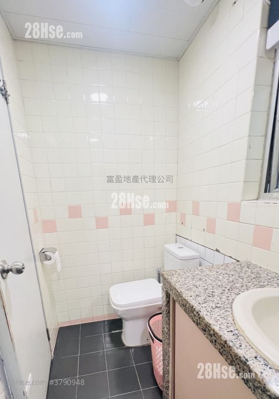 Tung Chun Court Sell 3 Bedrooms , 1 Bathroom 649 ft²