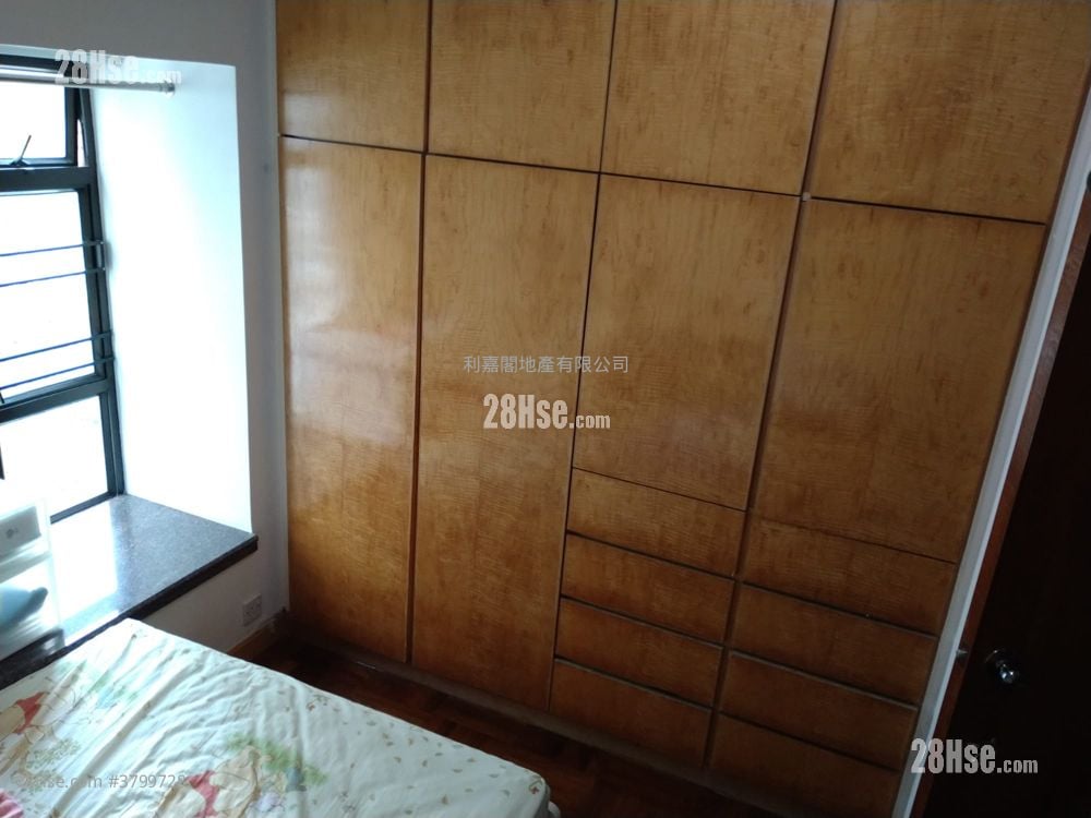 Royal Ascot Sell 2 Bedrooms , 1 Bathroom 594 ft²