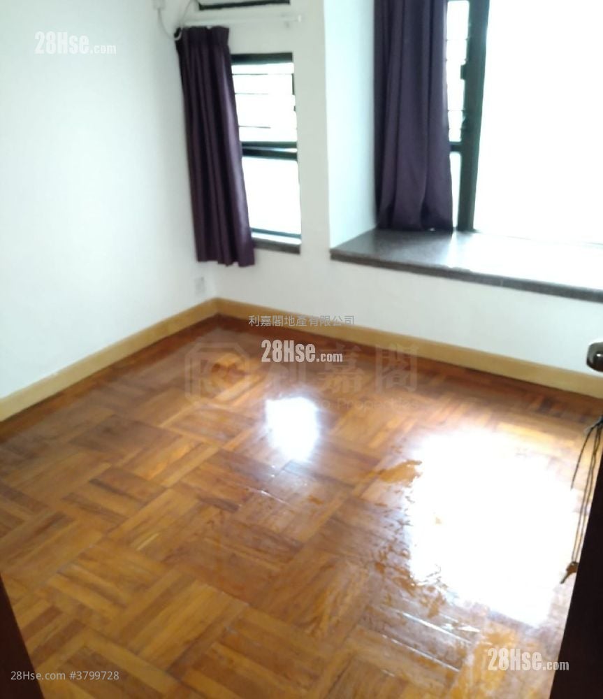 Royal Ascot Sell 2 Bedrooms , 1 Bathroom 594 ft²