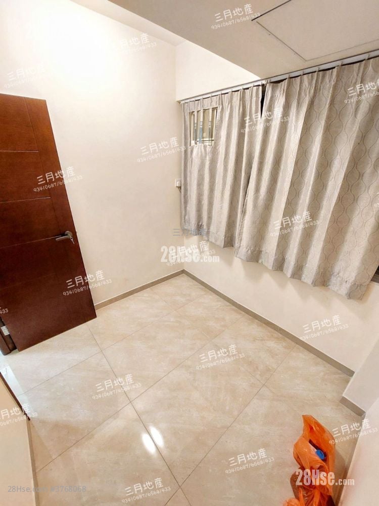 Hang Moon Building Sell 2 Bedrooms , 1 Bathroom 409 ft²