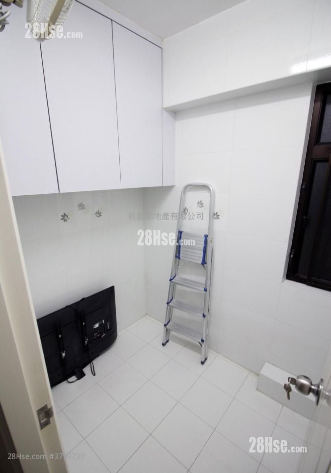 Kornhill Sell 3 Bedrooms , 2 Bathrooms 668 ft²