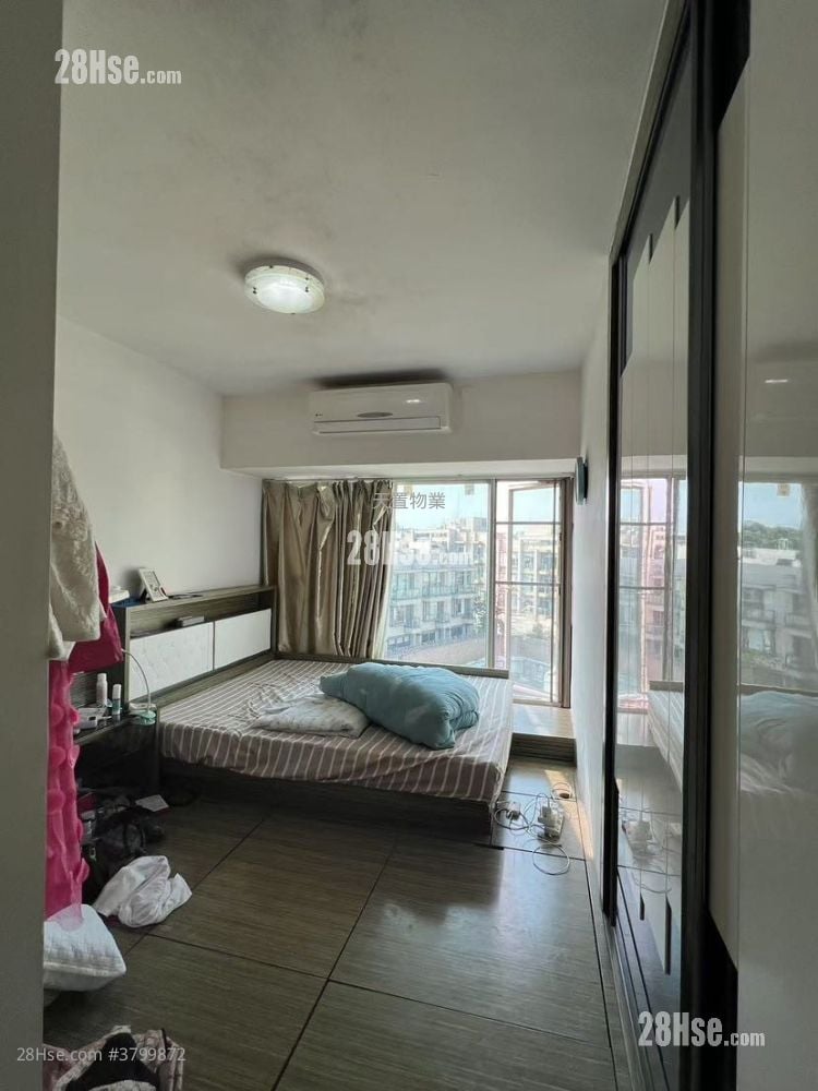 Uptown Rental 4 Bedrooms , 2 Bathrooms 901 ft²