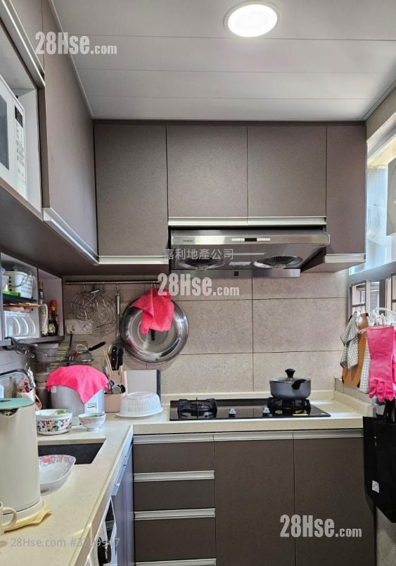 Lok Nga Court Sell 2 Bedrooms , 1 Bathroom 431 ft²