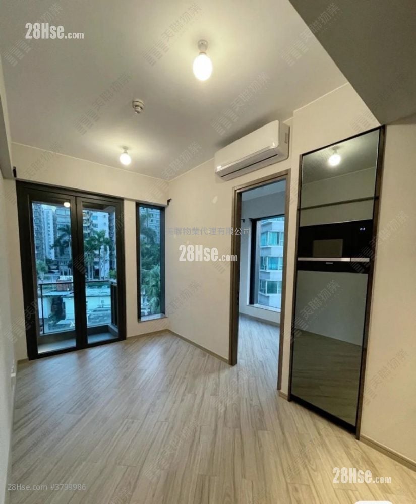 living room: Park Reach Sell 1 Bedroom , 1 Bathroom 299 ft²