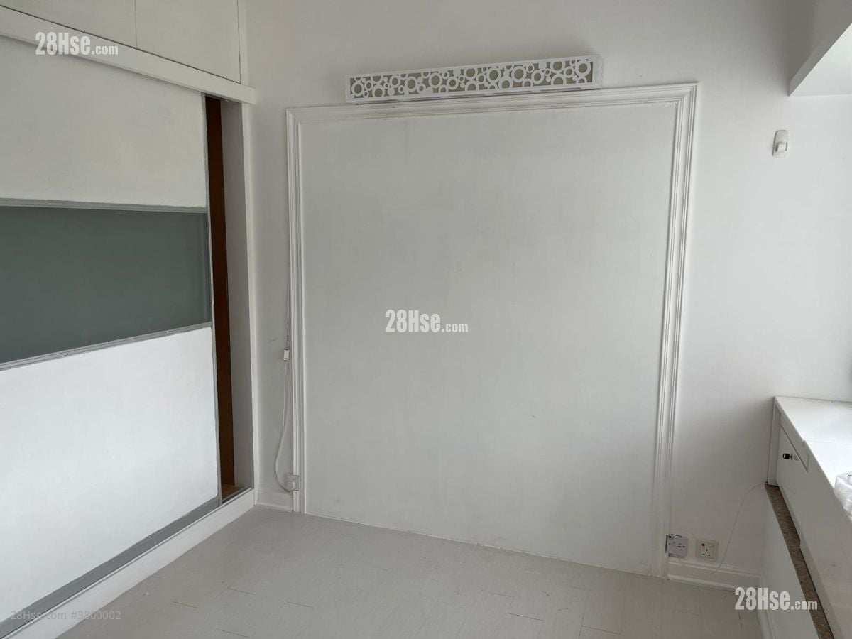 Castello Sell 3 Bedrooms , 3 Bathrooms 836 ft²