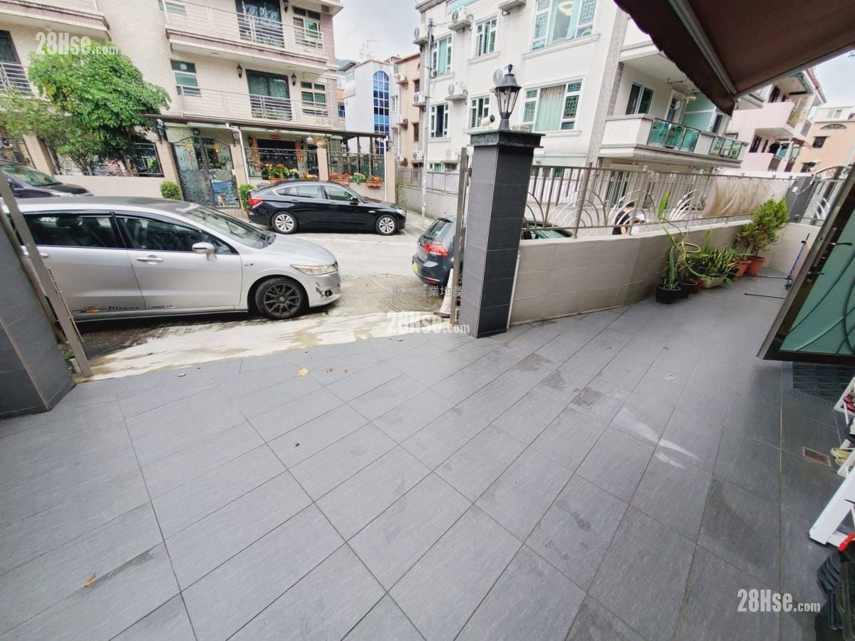 Village Rental 4 Bedrooms , 3 Bathrooms 1,400 ft²