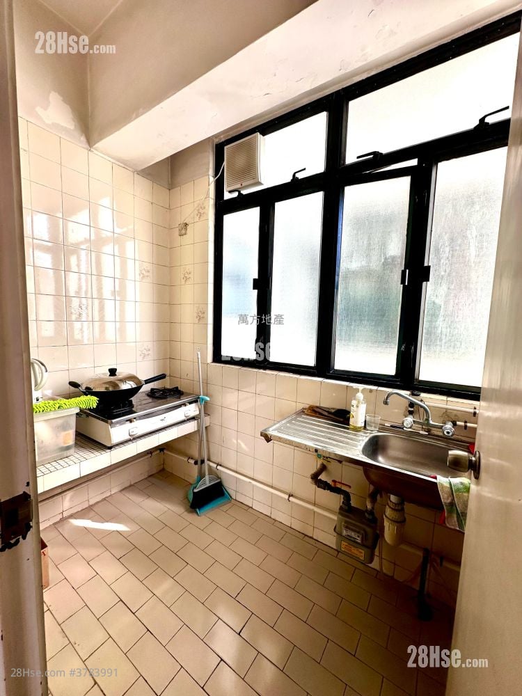 Lai Shing Garden Sell 2 Bedrooms , 1 Bathroom 388 ft²