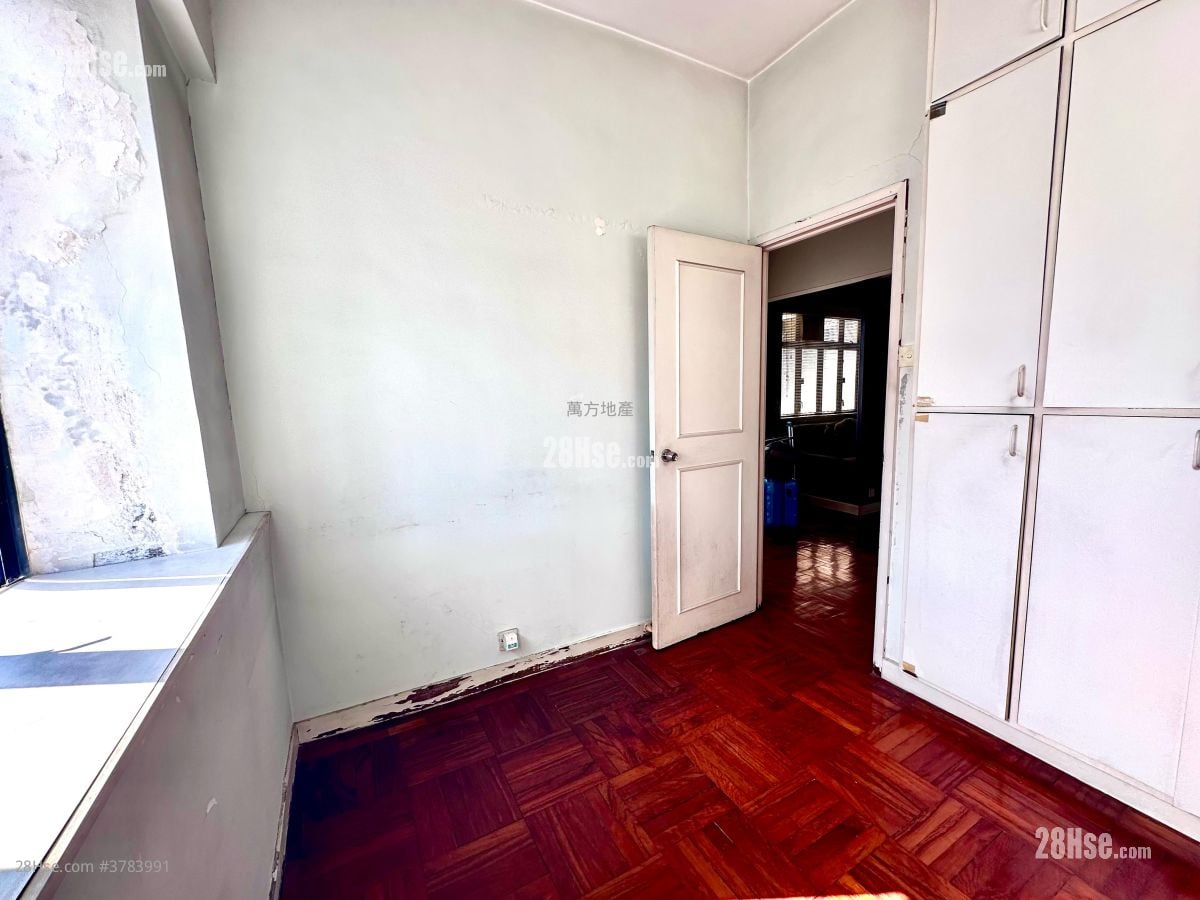 Lai Shing Garden Sell 2 Bedrooms , 1 Bathroom 388 ft²