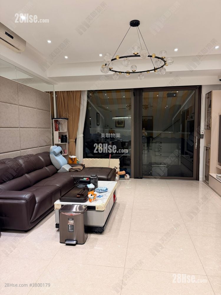 living room: La Mansion Rental 4 Bedrooms , 4 Bathrooms 1,633 ft²