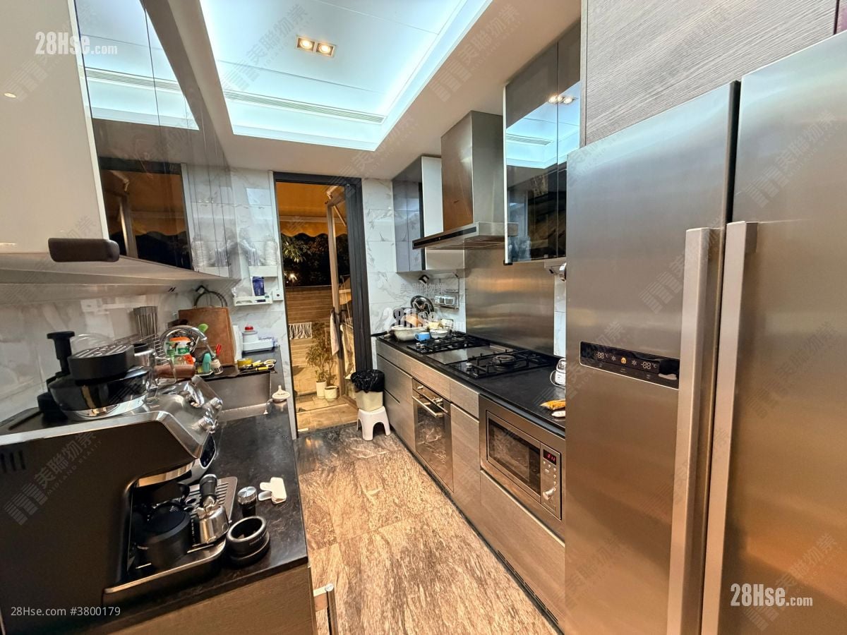 kitchen: La Mansion Rental 4 Bedrooms , 4 Bathrooms 1,633 ft²