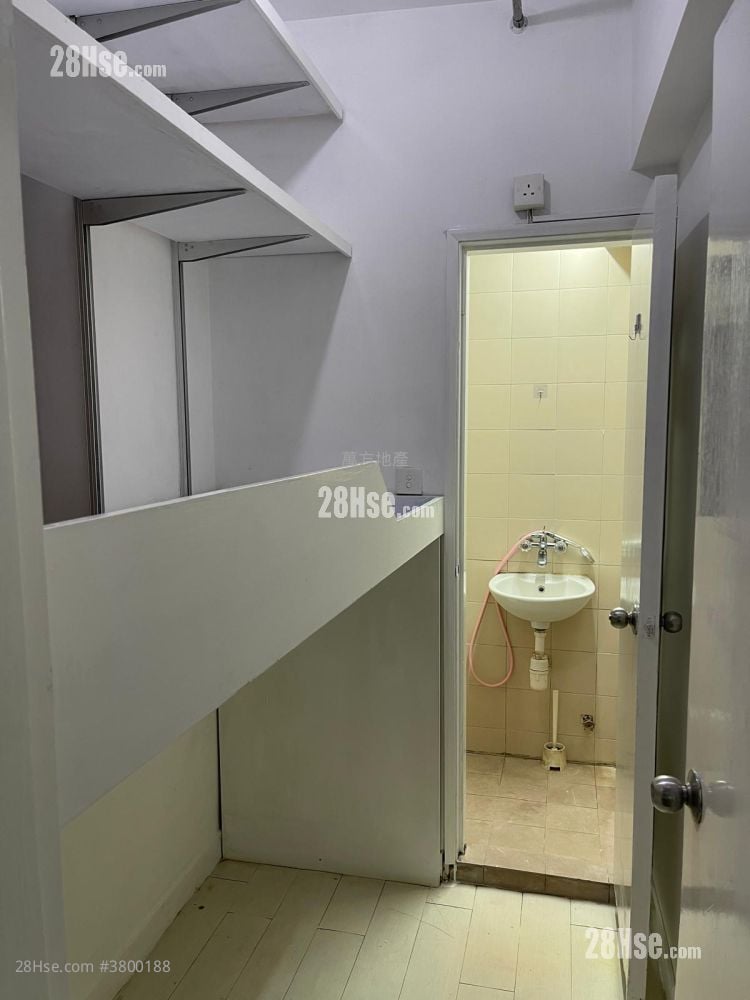 Castello Sell 4 Bedrooms , 3 Bathrooms 836 ft²