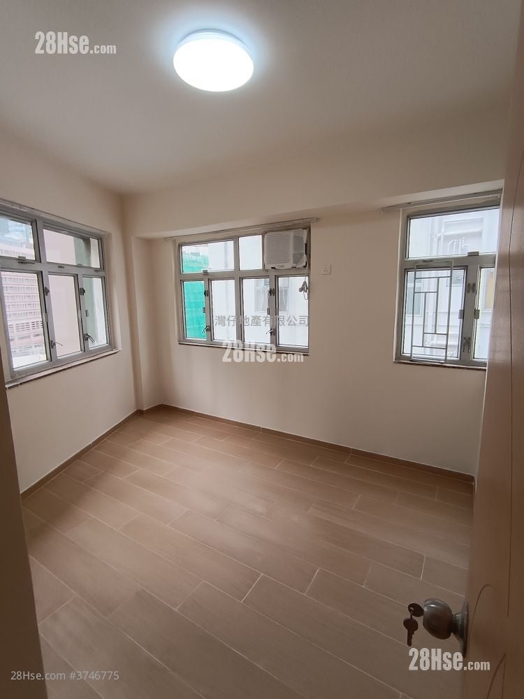 Senior Building Rental 3 Bedrooms , 2 Bathrooms 731 ft²