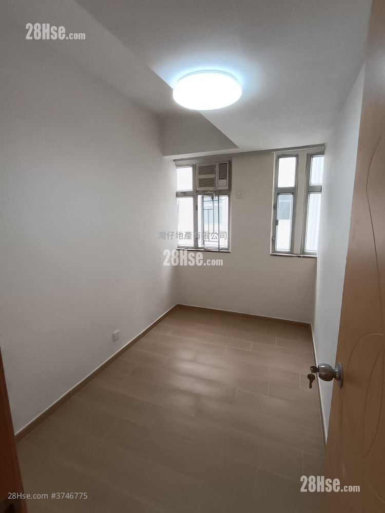 Senior Building Rental 3 Bedrooms , 2 Bathrooms 731 ft²