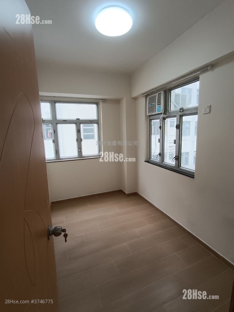 Senior Building Rental 3 Bedrooms , 2 Bathrooms 731 ft²