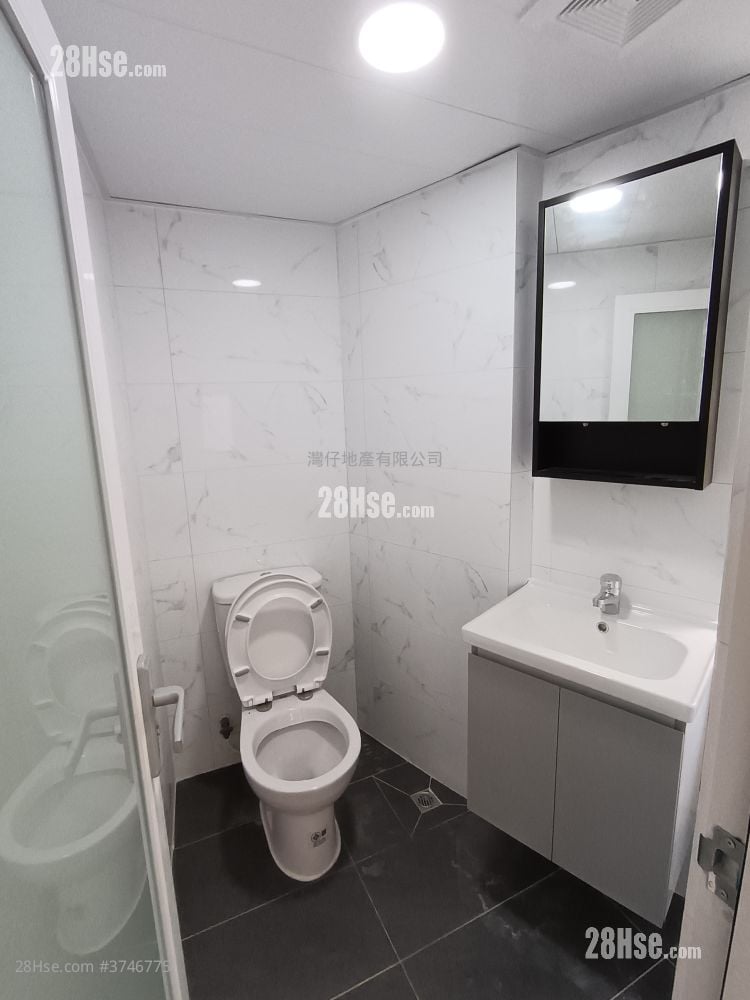 Senior Building Rental 3 Bedrooms , 2 Bathrooms 731 ft²