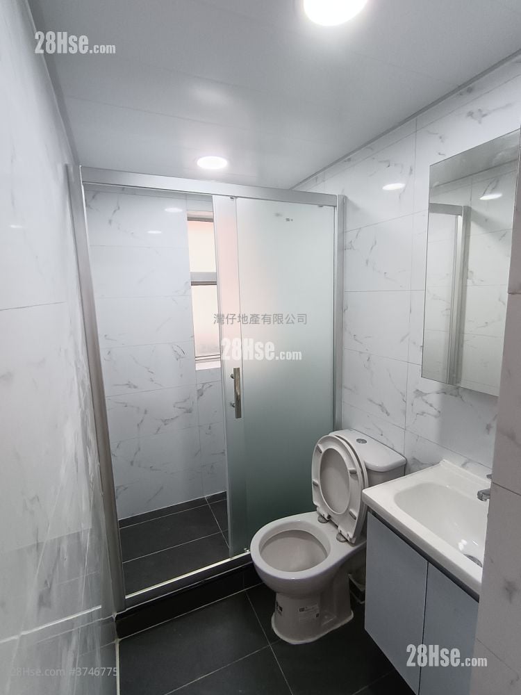 Senior Building Rental 3 Bedrooms , 2 Bathrooms 731 ft²