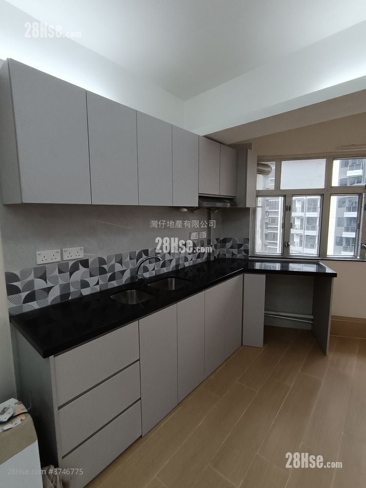 Senior Building Rental 3 Bedrooms , 2 Bathrooms 731 ft²