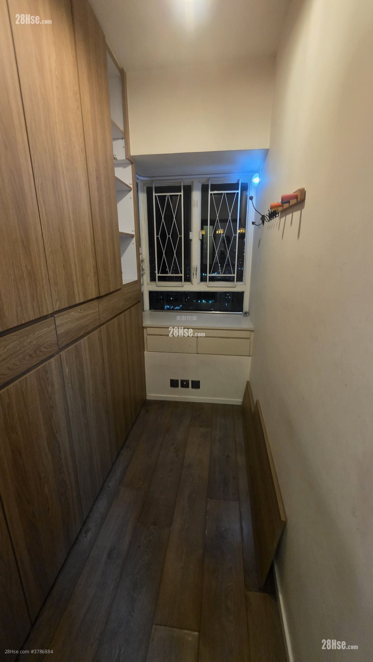 卓尔居 售盘 3 房 , 1 浴室 679 平方尺