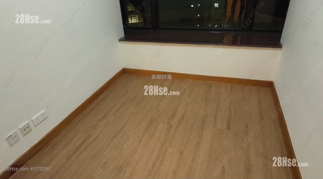 Beneville Sell 2 Bedrooms , 1 Bathroom 428 ft²