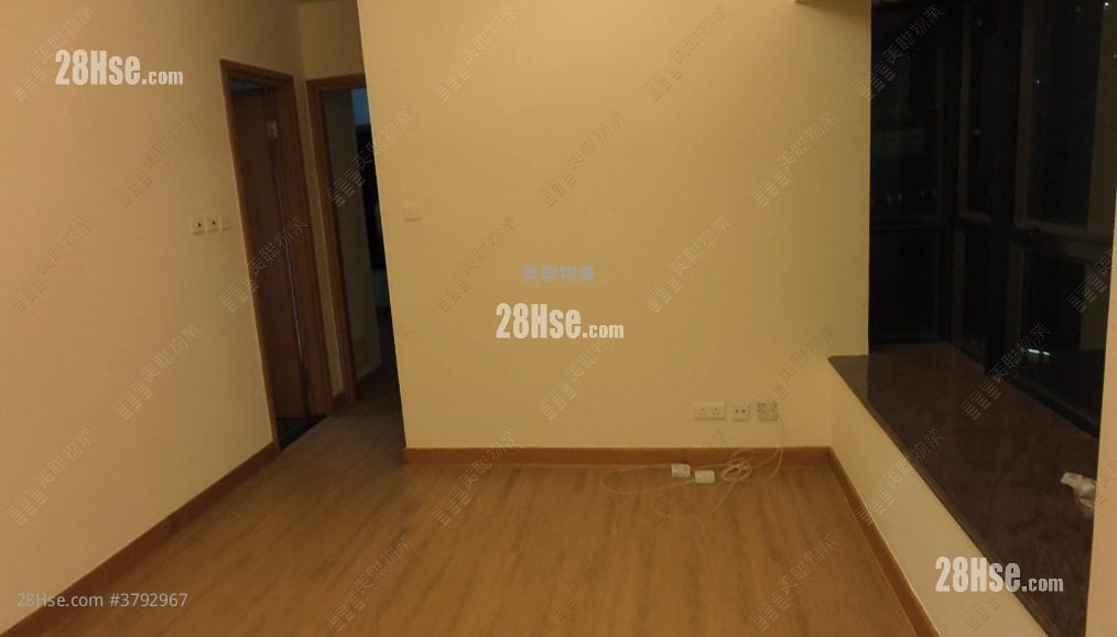 Beneville Sell 2 Bedrooms , 1 Bathroom 428 ft²