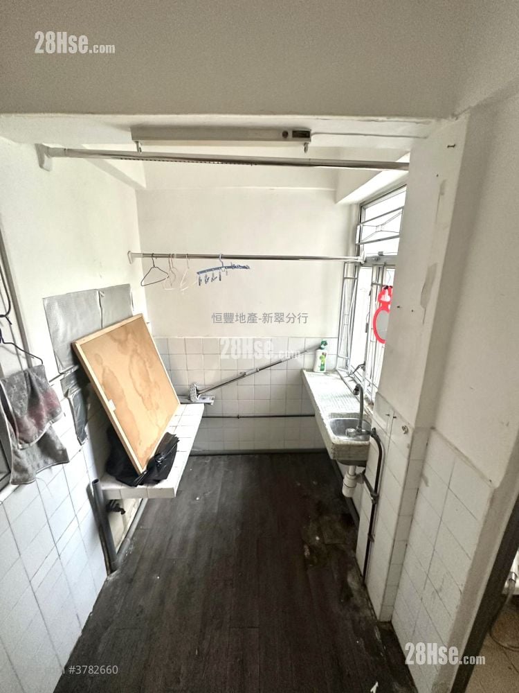 Moon Wah House Sell 2 Bedrooms , 1 Bathroom 316 ft²