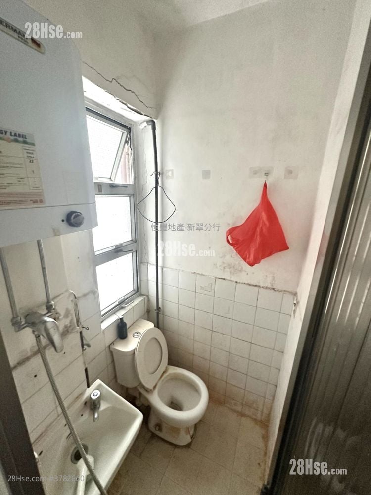 Moon Wah House Sell 2 Bedrooms , 1 Bathroom 316 ft²