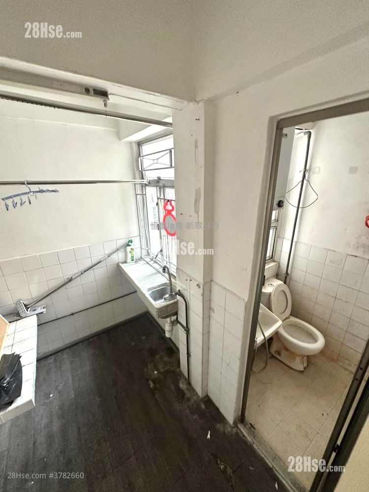 Moon Wah House Sell 2 Bedrooms , 1 Bathroom 316 ft²