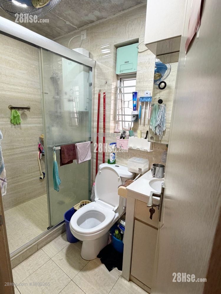 Tung Hei Court Sell 3 Bedrooms , 1 Bathroom 598 ft²