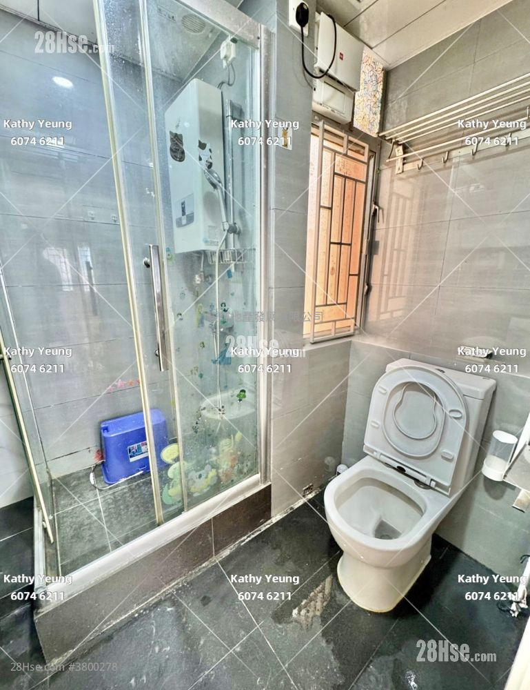 Hung Wai Building Sell 2 Bedrooms , 1 Bathroom 306 ft²