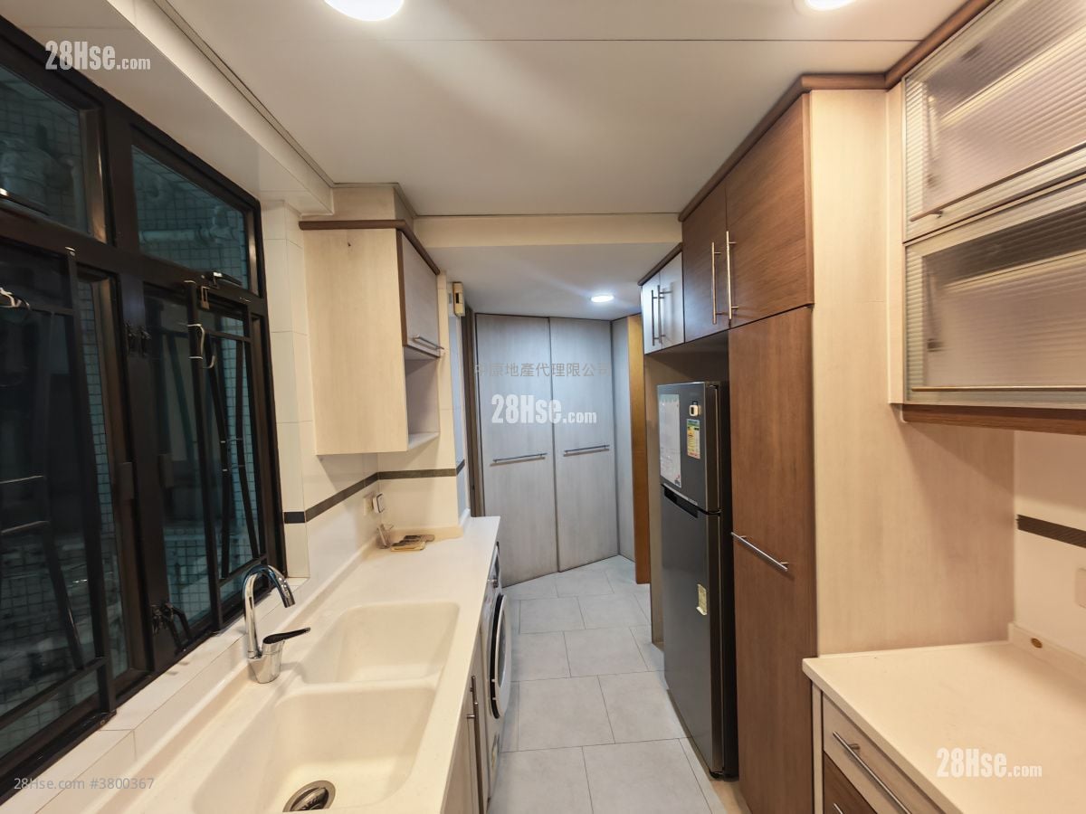 Royal Ascot Rental 3 Bathrooms 1,373 ft²