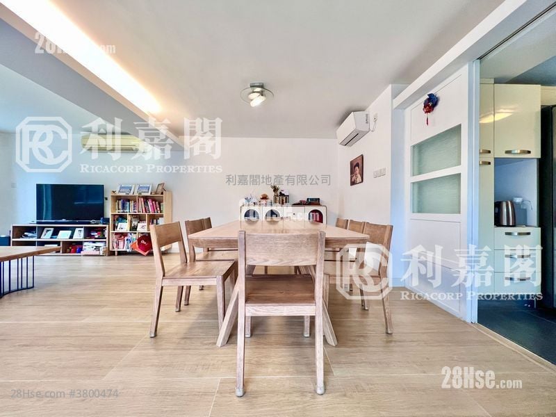 南围 售盘 4 房 , 3 浴室 2,100 平方尺