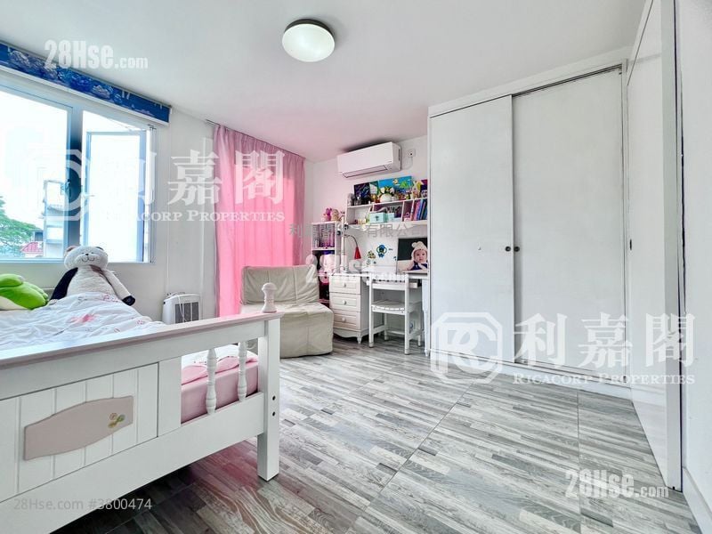 南围 售盘 4 房 , 3 浴室 2,100 平方尺