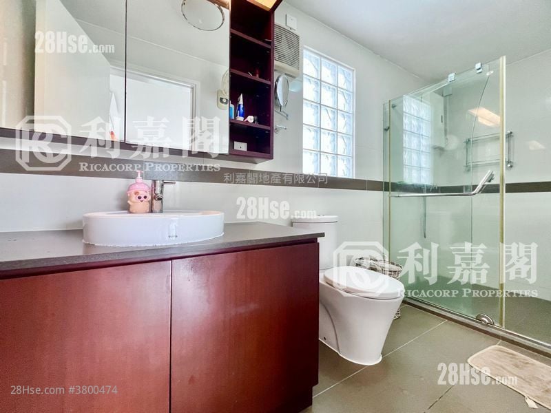 南围 售盘 4 房 , 3 浴室 2,100 平方尺