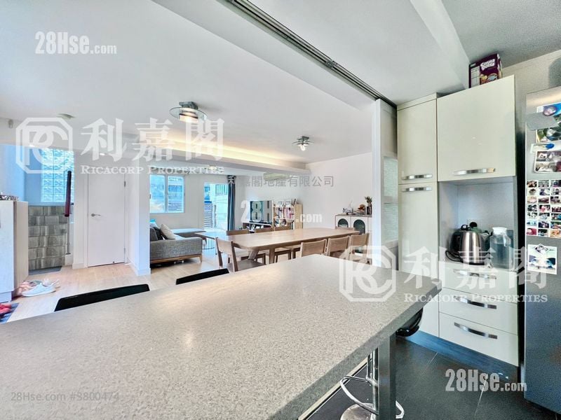 南围 售盘 4 房 , 3 浴室 2,100 平方尺