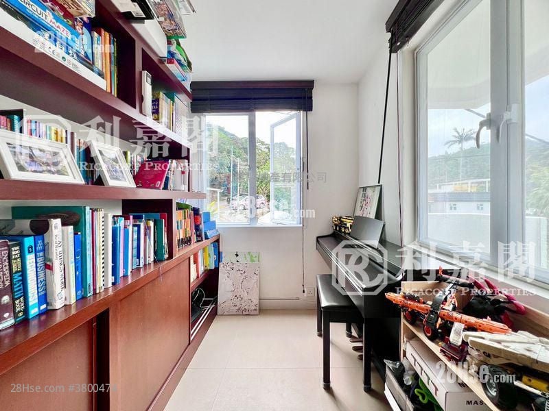 南围 售盘 4 房 , 3 浴室 2,100 平方尺