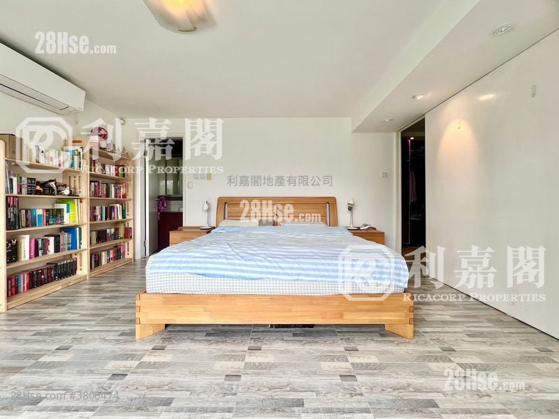 南围 售盘 4 房 , 3 浴室 2,100 平方尺