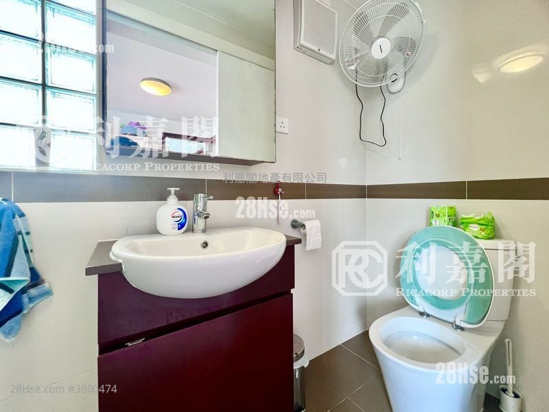 南围 售盘 4 房 , 3 浴室 2,100 平方尺