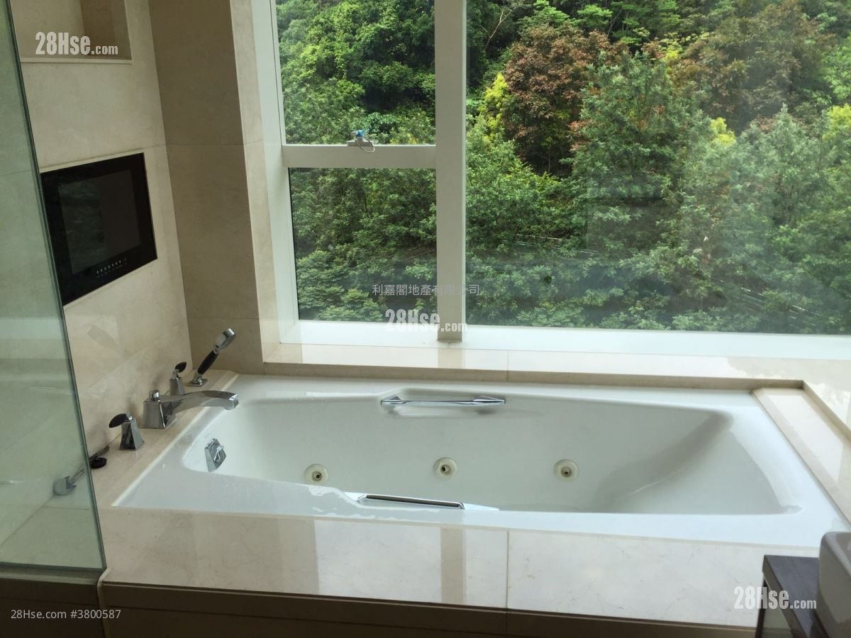 Peak One Rental 4 Bedrooms , 2 Bathrooms 1,939 ft²