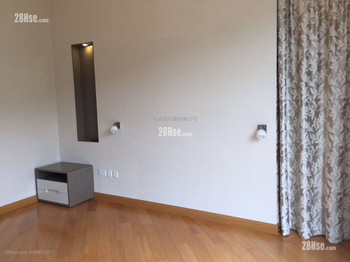 Peak One Rental 4 Bedrooms , 2 Bathrooms 1,939 ft²