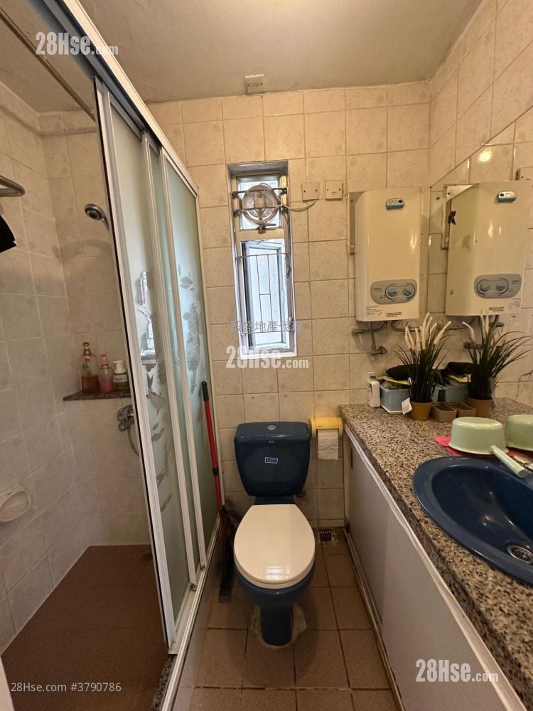 Yu Tung Court Sell 3 Bedrooms , 1 Bathroom 646 ft²