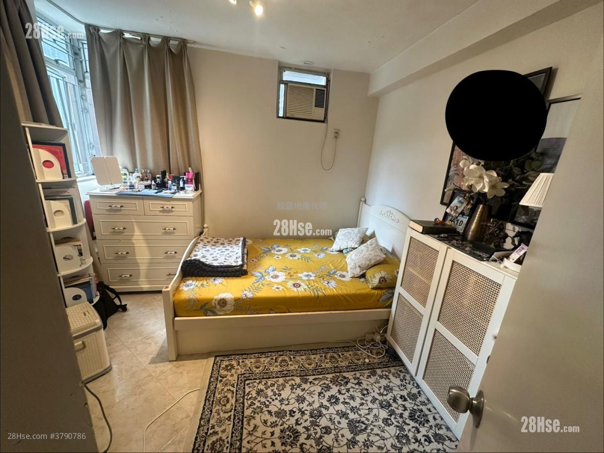 Yu Tung Court Sell 3 Bedrooms , 1 Bathroom 646 ft²