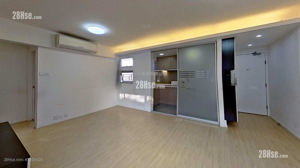 living room: Tat Chee Court Sell 3 Bedrooms , 1 Bathroom 649 ft²