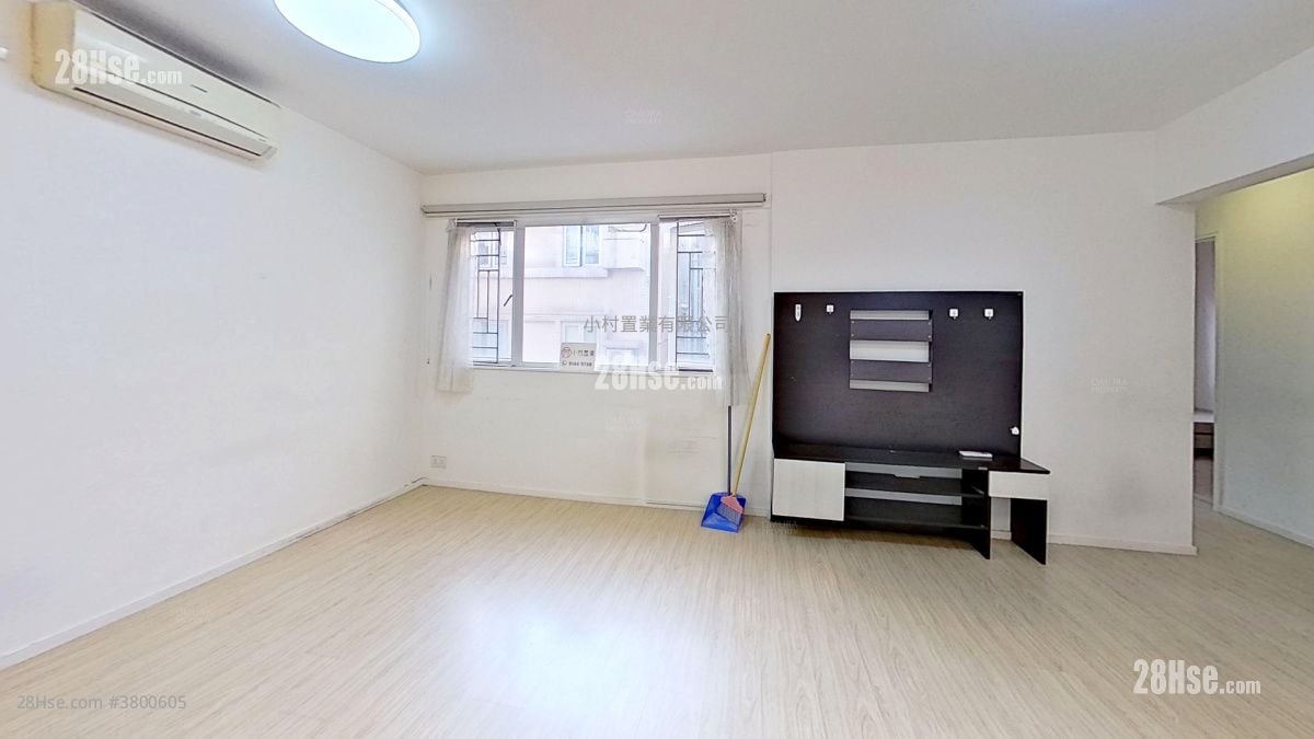 living room: Tat Chee Court Sell 3 Bedrooms , 1 Bathroom 649 ft²