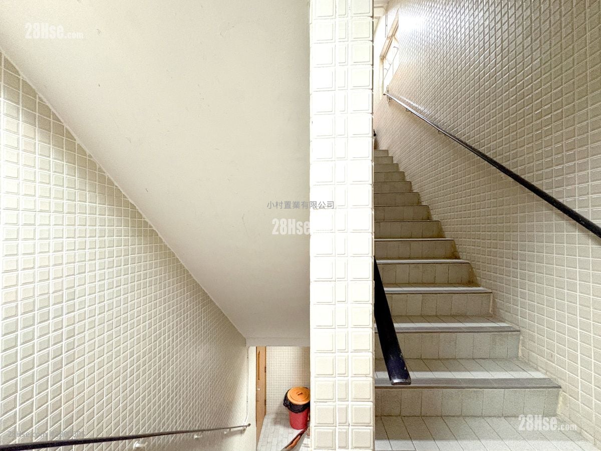 main door: Tat Chee Court Sell 3 Bedrooms , 1 Bathroom 649 ft²