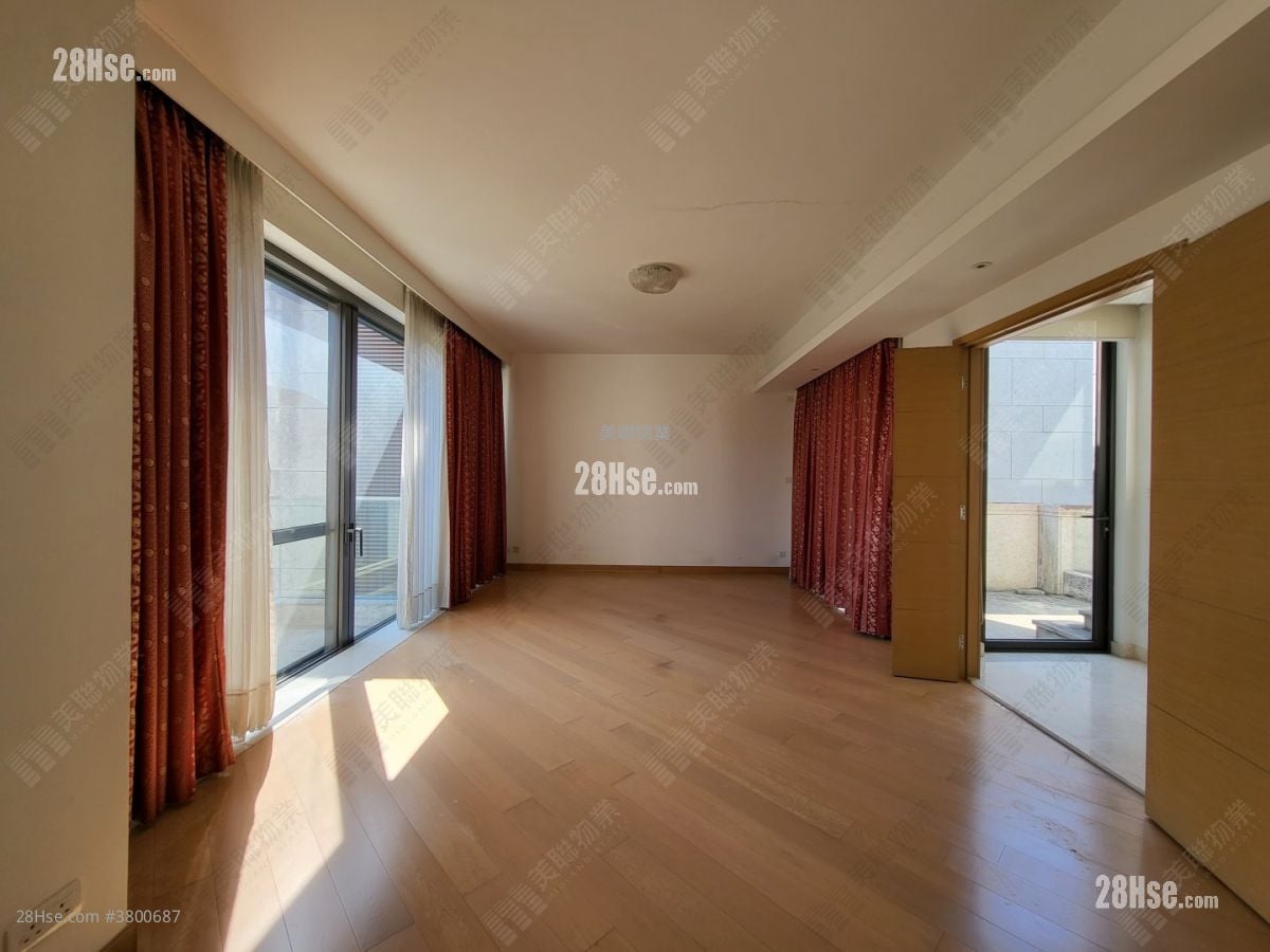 Valais Sell 5+ Bedrooms 2,771 ft²