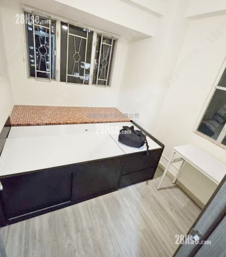 Golden Lion Garden Rental 2 Bedrooms 260 ft²