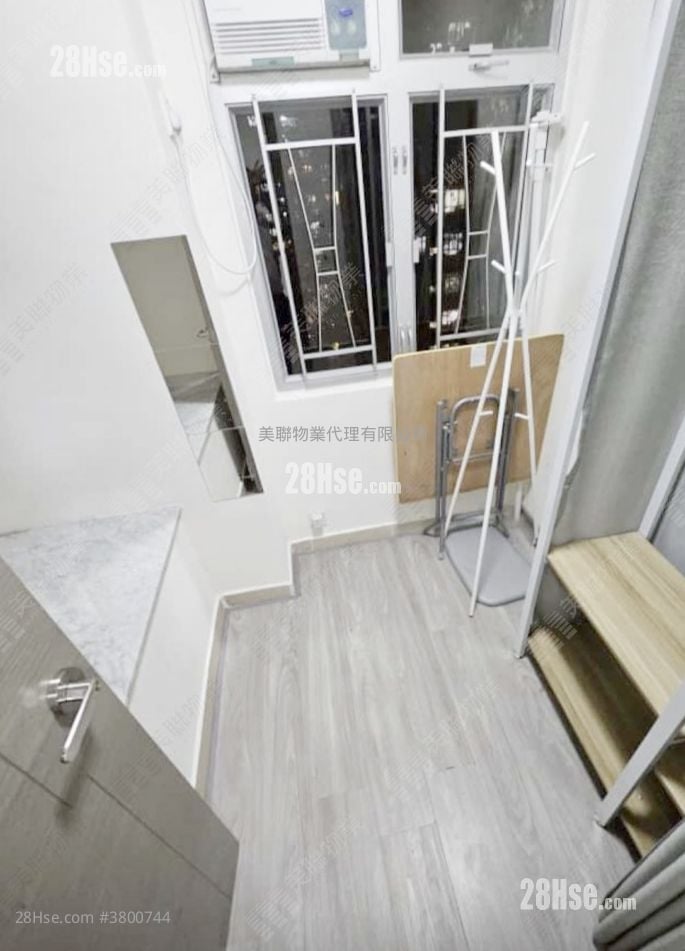 Golden Lion Garden Rental 2 Bedrooms 260 ft²